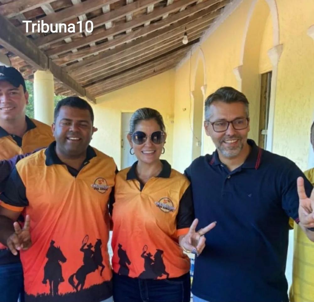 Leonardo Gadelha ao lado de amigos em Bonito de Santa Fé (Foto: assessoria) 