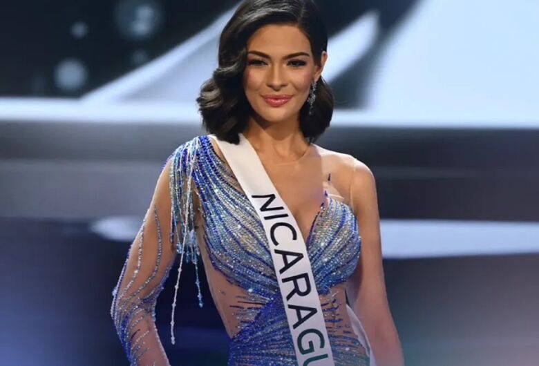 Ela tem 23 anos e é modelo e comunicadora, além de ter sido a primeira miss do seu país a ser finalista e a ganhar o Miss Universo.
