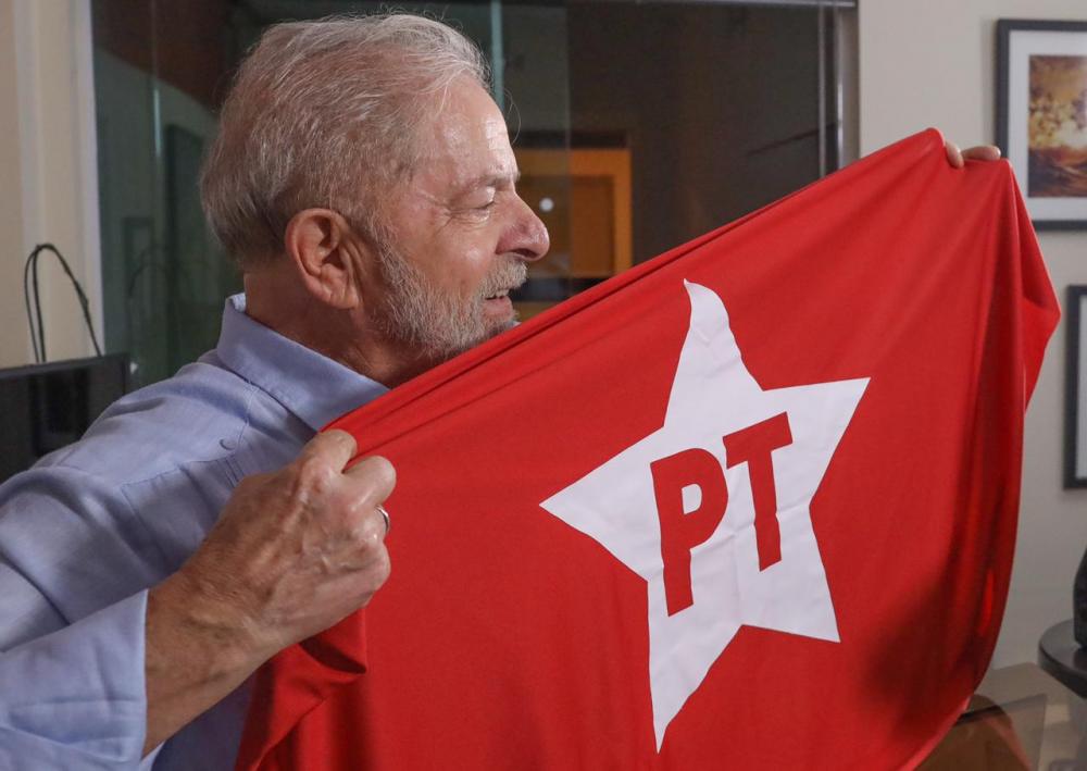 Lula segura a bandeira do PT 
