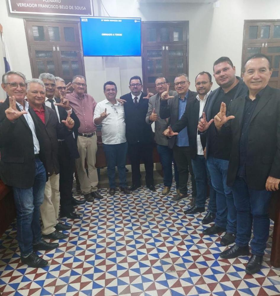 Prefeito Luiz Claudino prestigia posse do vereador Jaelson Furtado na Casa Raimundo Gomes Pereira