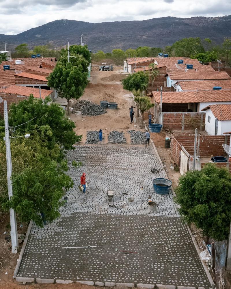 Obra de calçamento no bairro Duílio Cavalcanti, em São José de Piranhas 