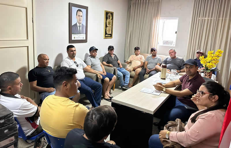 Para determinar medidas, Aldo Andrade se reúne com a secretária de educação e com motoristas do transporte escolar de Bernardino Batista 