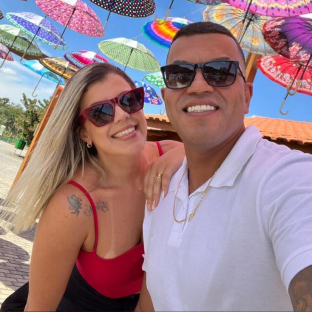  O suspeito, então, entra no carro, faz um retorno e volta ao local do crime. Ele parece confuso, sem saber o que fazer.