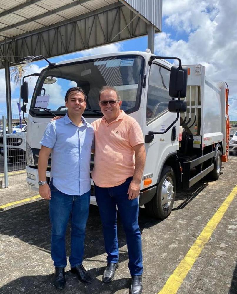 Ceninha Lucena recebe caminhão basculhante e aumenta frota municipal de Bonito de Santa Fé 