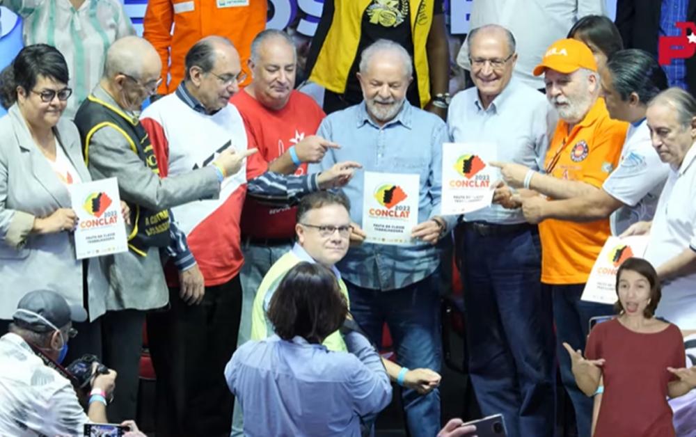 Lula participa em encontro com centraisa sindicais 