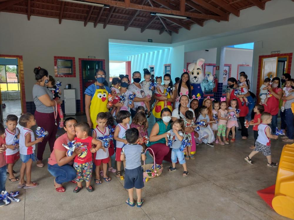 Prefeitura entrega ovos de páscoa para as crianças de Bernardino Batista 