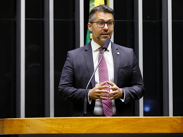 Deputado Leonardo Gadelha durante discurso na Câmara dos deputados 