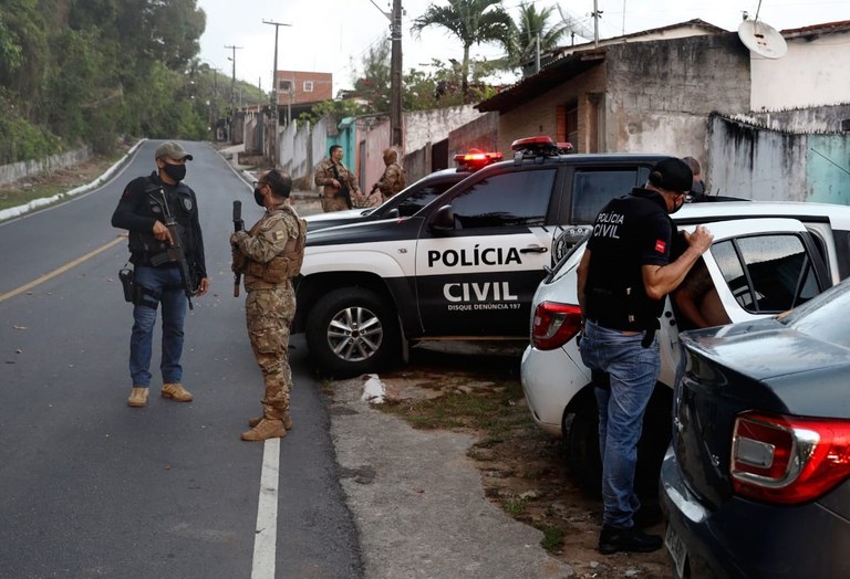 Um homem também foi preso, durante as diligências da DDF.