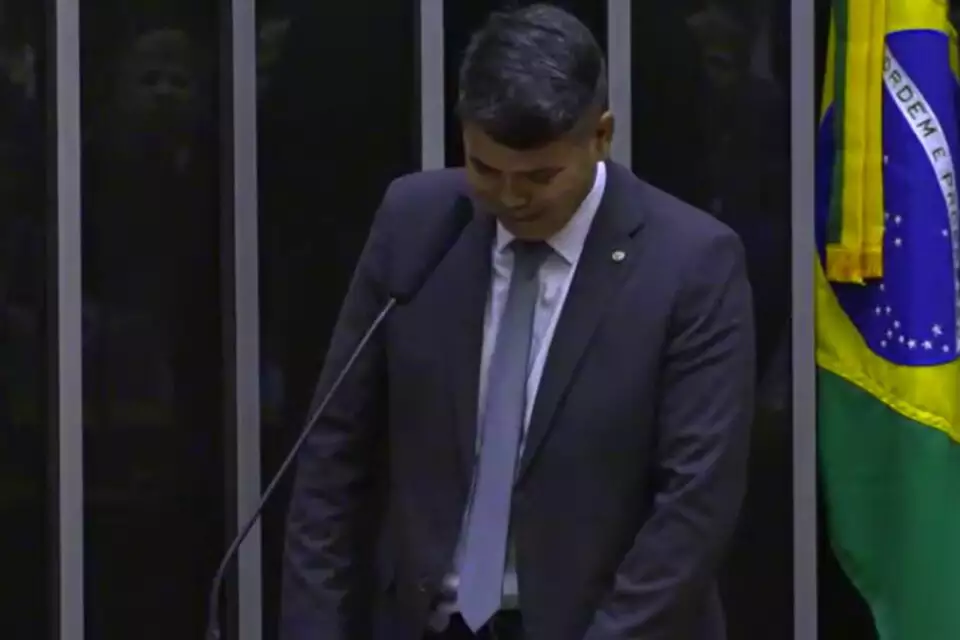 O deputado disse ainda no início desta semana fez uma cirurgia na boca, na região atingida pelo golpe