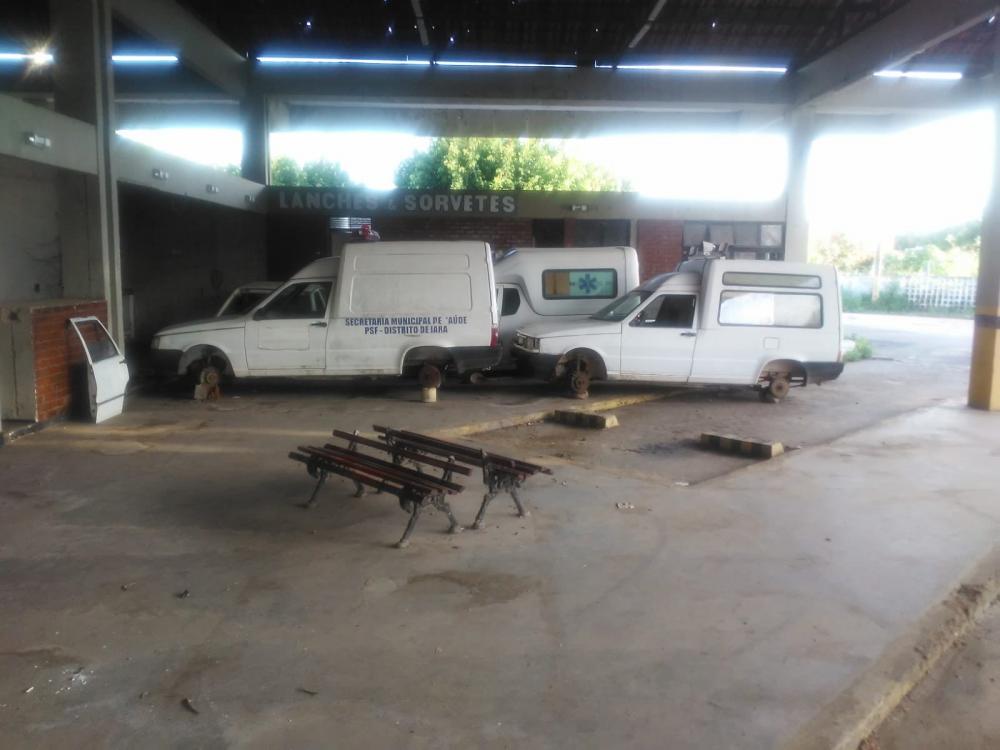 Rodoviária do Barro virou depósito de lixo e sucata