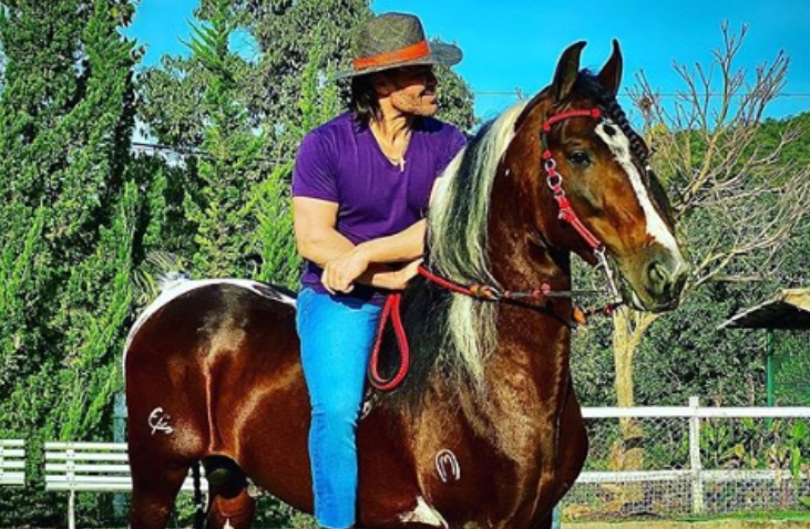 legenda: Eduardo Costa ao lado cavalo Baruk, que morreu nesta sexta-feira (290 Foto: Instagram/Reprodução 