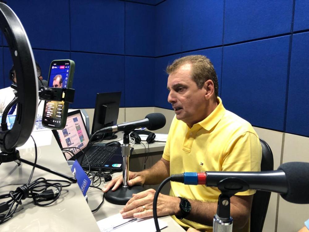 Chico Mendes durante entrevista à rádio Arapuã de Cajazeiras (Foto Crispim Filho) 