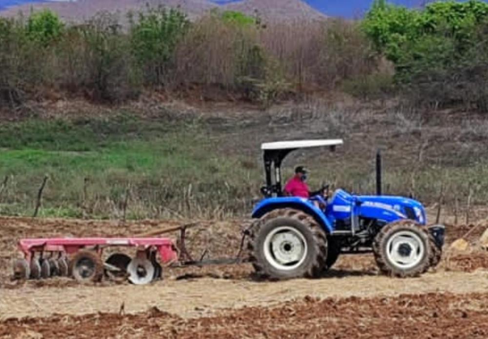 Prefeitura de Bernardino Batista continua o corte de terra; este ano serão oferecidas aos agricultores mais de 700 horas de aração 