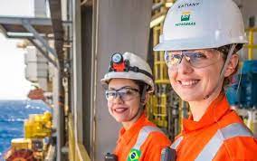 A Petrobras também oferece remuneração variável, como participação nos lucros e resultados (PLR).