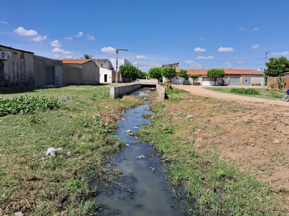 Área de esgotos a ceu aberto no centro da cidade de Santa Helena (Foto: Antonio Neto) 