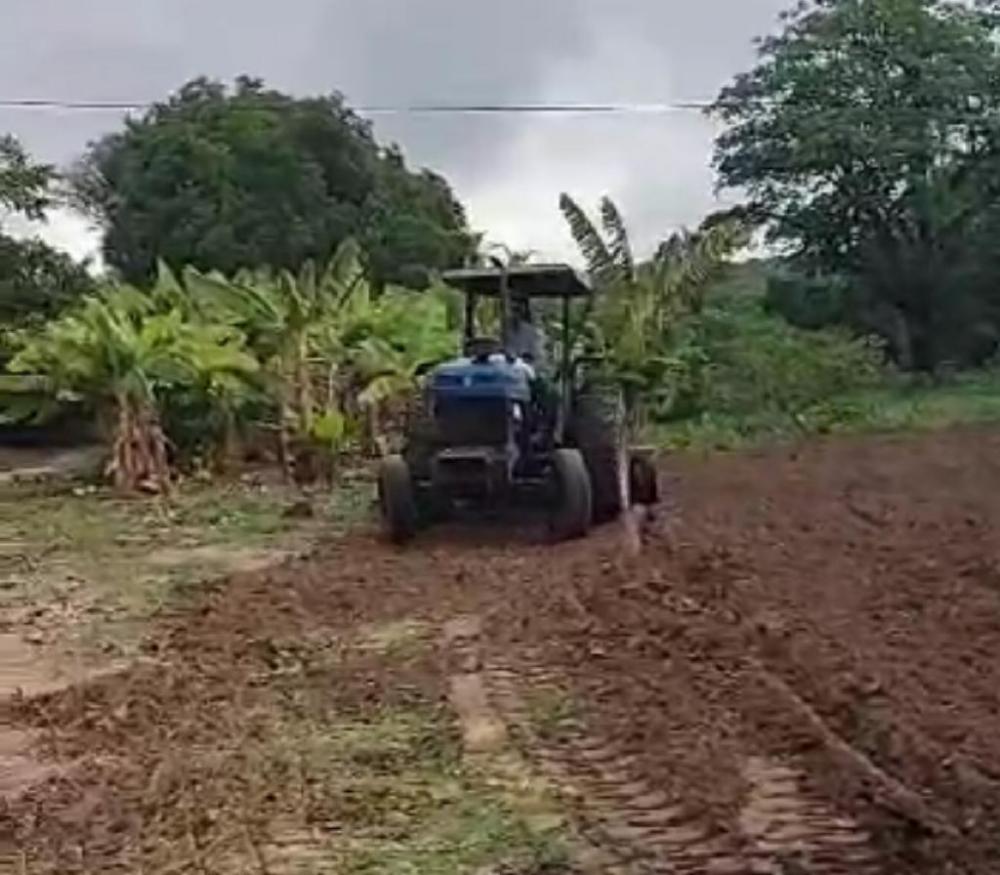 Prefeitura de Monte Horebe atrasa corte de terra e agricultores tiram do próprio bolso para pagar horas de tratores