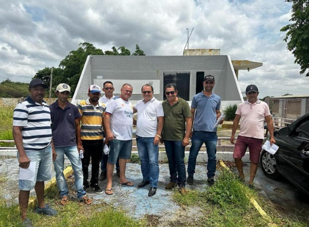 Prefeito Ceninha oferece ração animal aos criadores 