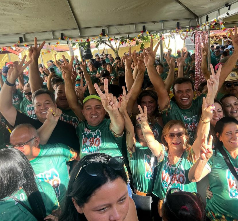 Animada por um mini-trio elétrico e uma orquestra de frevo, o bloco “Nunca Vi tão Bom,  lotou a principal avenida da cidade e percorreu cerca de 3km até chegar à praça de eventos.