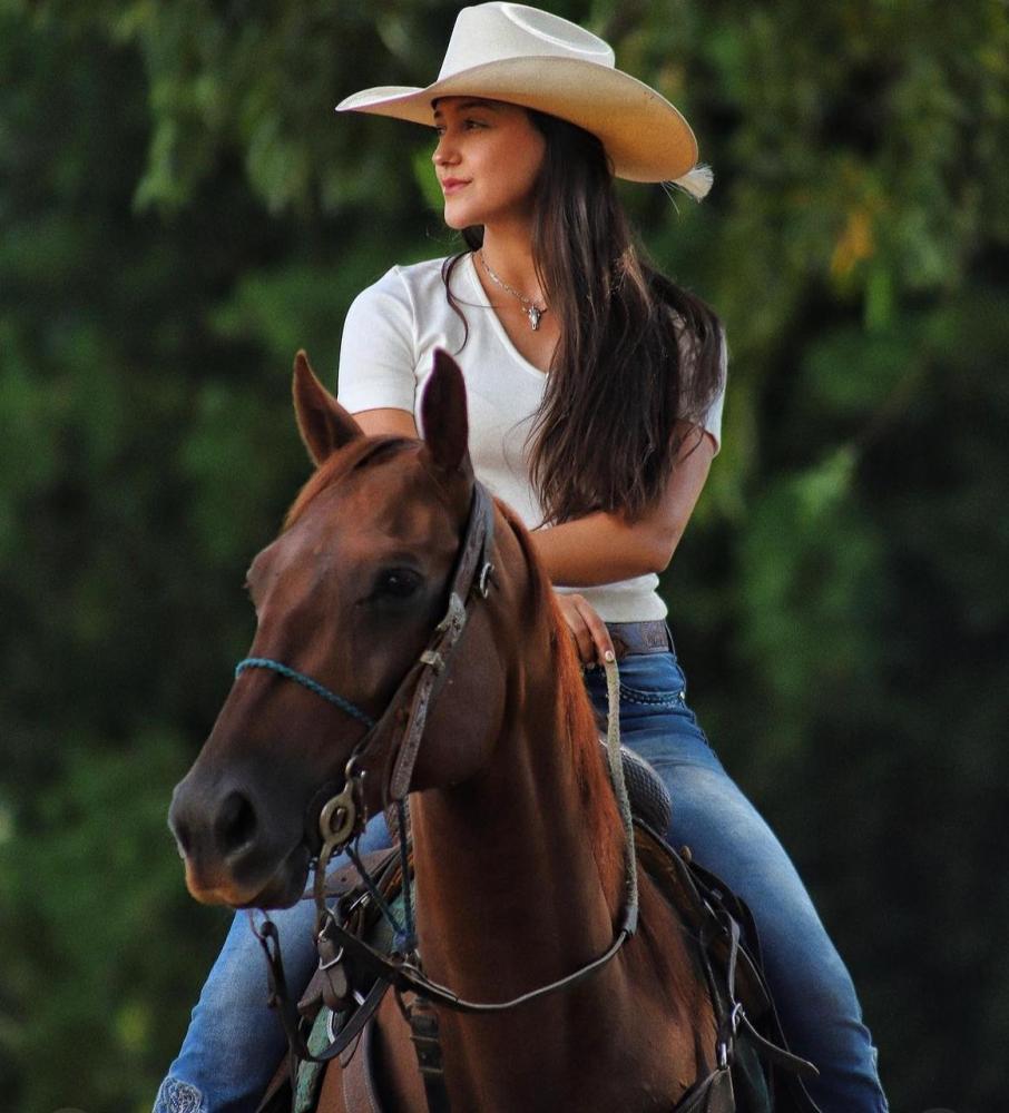 Sertaneja raiz, Layane Frade se entrega ao agro: 'Ganhou meu coração'