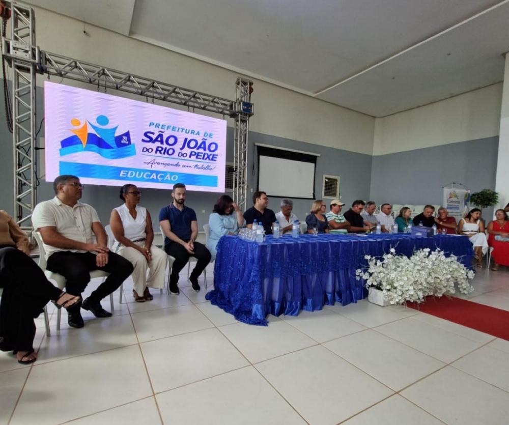 Profissioanais da educação reconhecem valorização e aplaudem prefeito Luiz Claudino, durante encontro pedagógico 