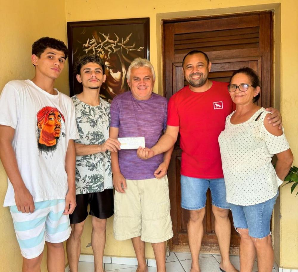 Leonardo ao lado do vereador Mylano e dos pais 