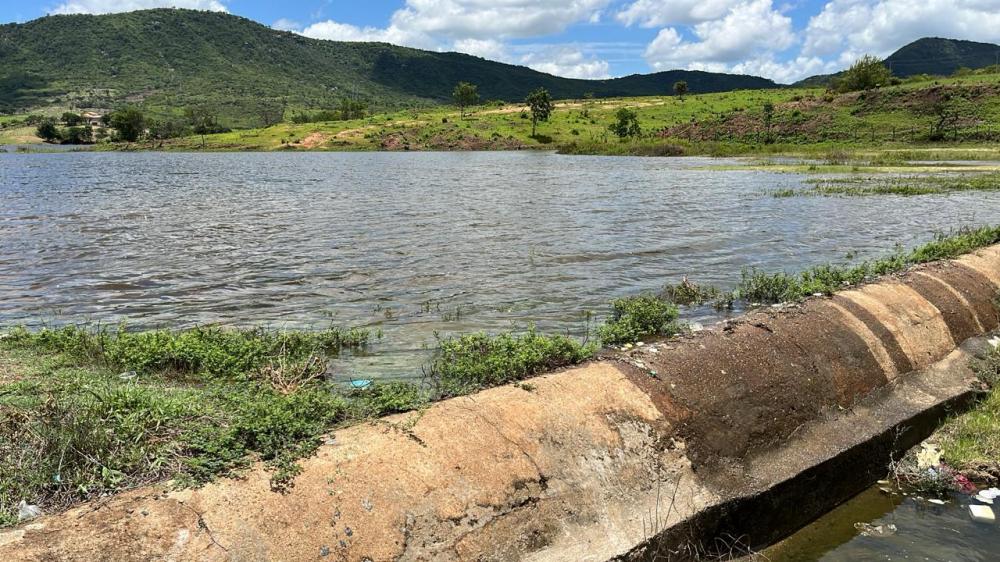 LEGENDA: Açude da Cagepa em São José dePiranhas está perto de sangrar (Foto: Rondinely Sobral) 
