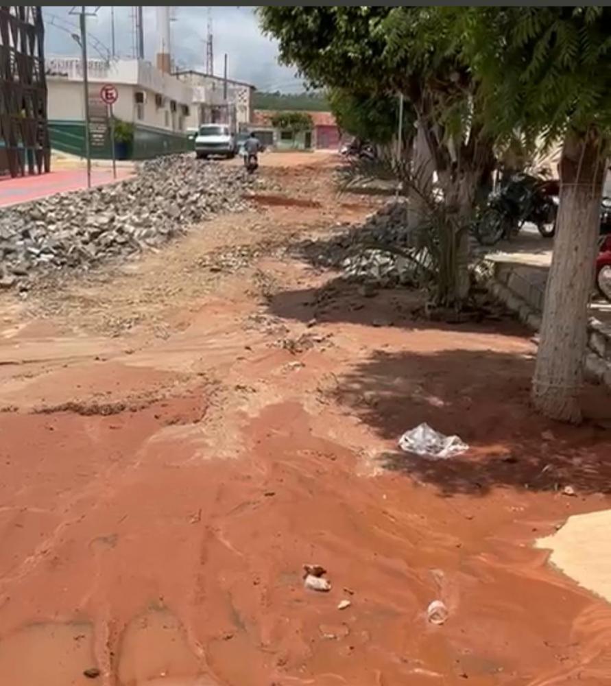 Morador faz vídeo de obra onacabada em Monte Horebe e denuncia falta de ação da prefeitura (Foto: Tribuna10) 
