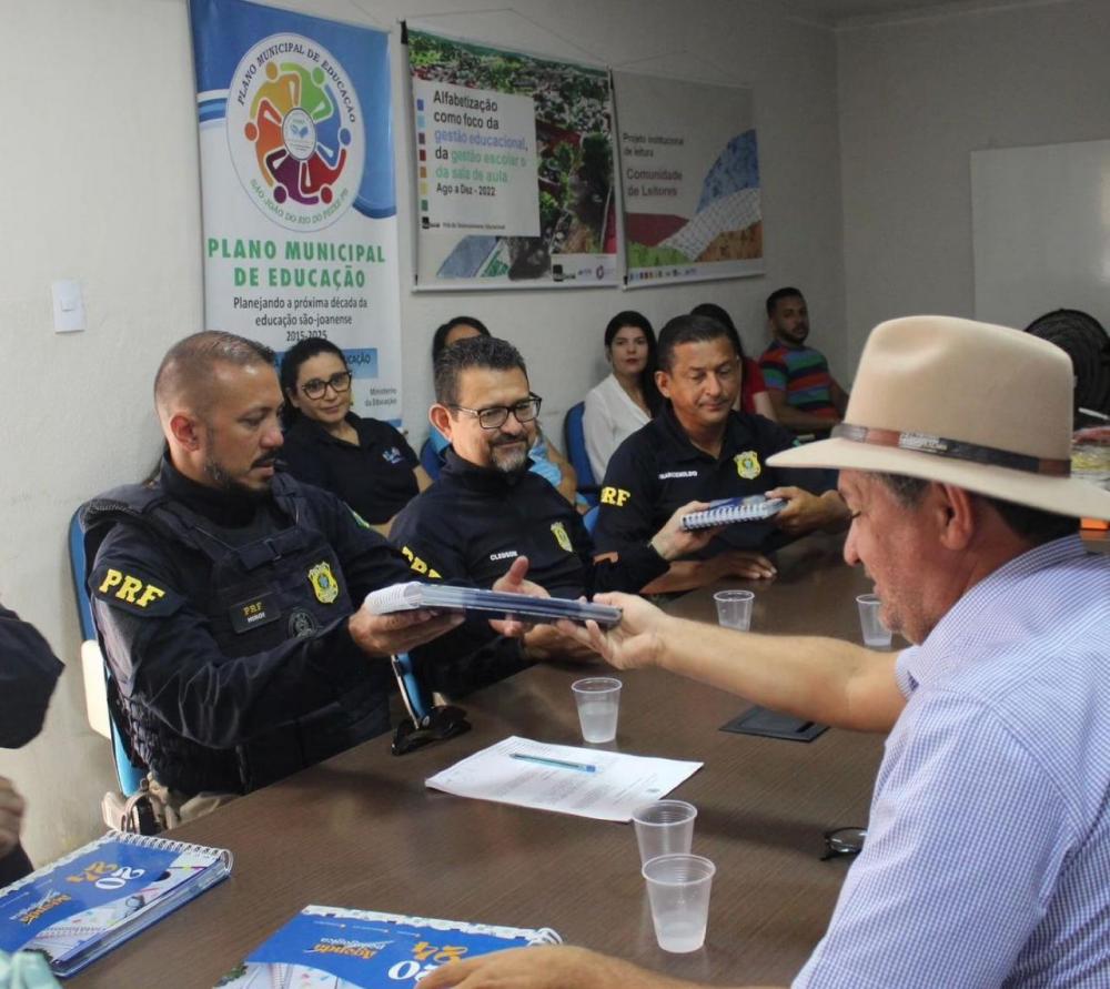 Equipe da PRF e o prefeito Luiz Claudino formam parceria para educação no trânsito na rede de ensino em São João do Rio do Peixe 