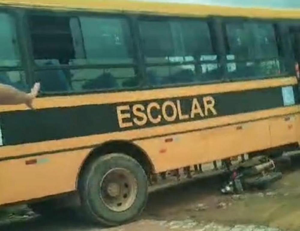 Ônibus escolar da prefeitura de Santa Helena se envolve em acidente com motocicleta; motoqueiro foi socorrido para o HRC 