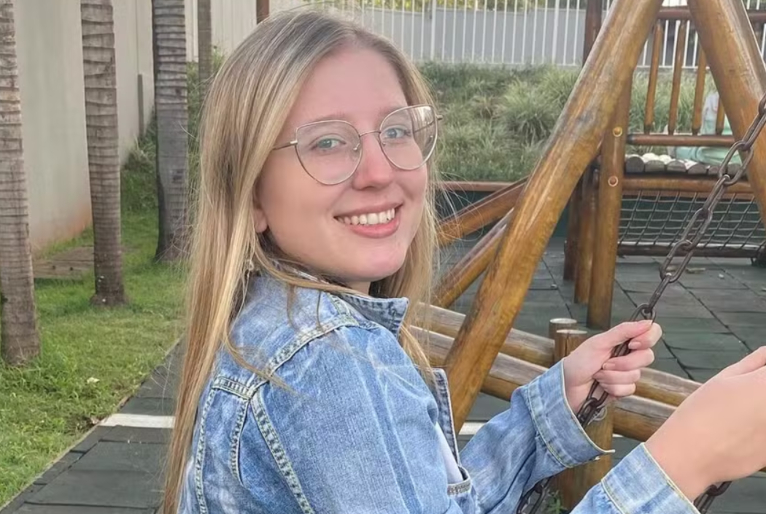 Beatriz Vidal Scabello, de 18 anos, que morreu depois de uma indisposição repentina