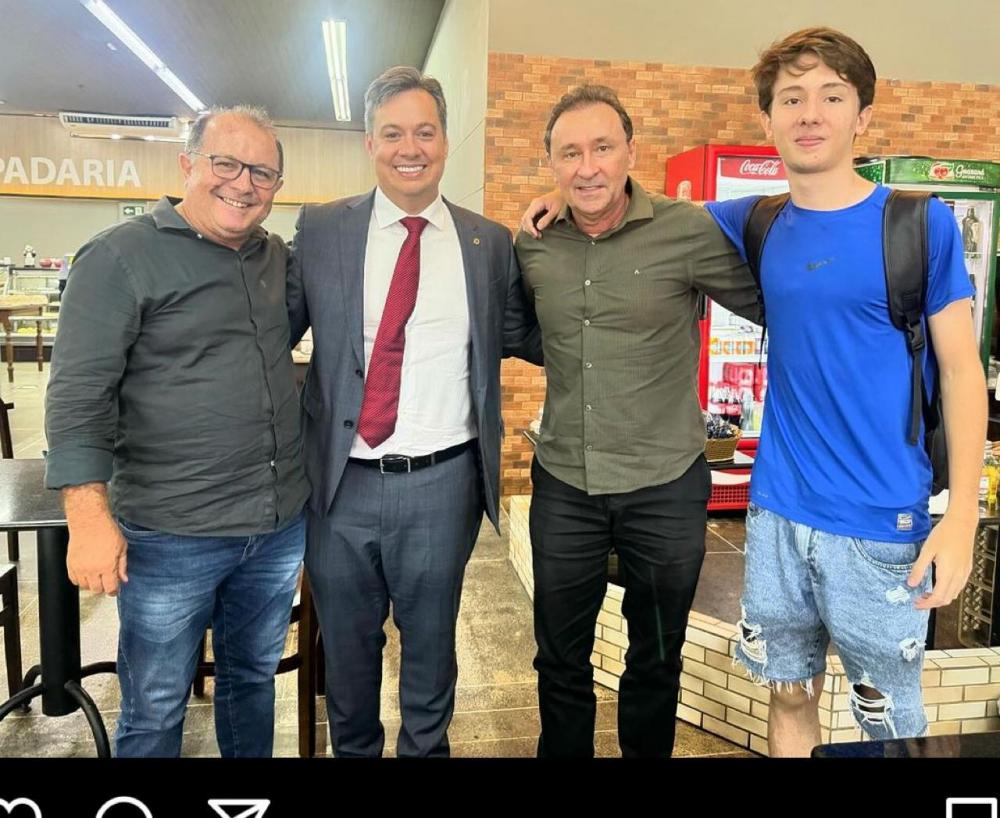 Ceninha durante reunião com o deputado Júnior Araújo e o secretário Deusdete Queiroga ( Foto> Assessoria)