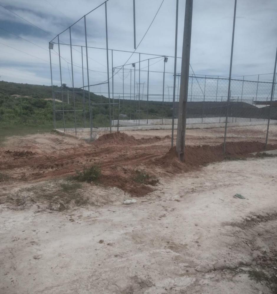 Quadra inacabada em bairro de Monte Horebe, prefeitura gastou quase R$ 100 mil na obra e não concluiu (Foto: Tribuna10) 