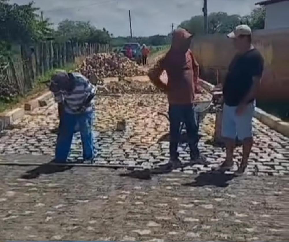 Prefeito, Luiz Claudino vistoria obras de calçamento na vila de Brejo das Freiras 