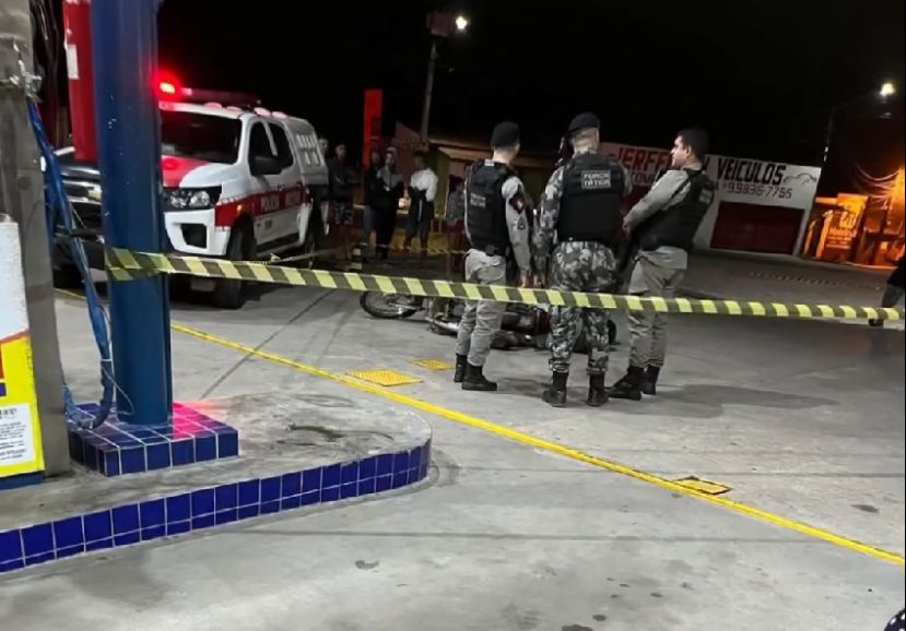 Ao perceber a presença da polícia ele reagiu e atirou. Ao revidar, os policiais atingiram o suspeito, que faleceu ainda no local.