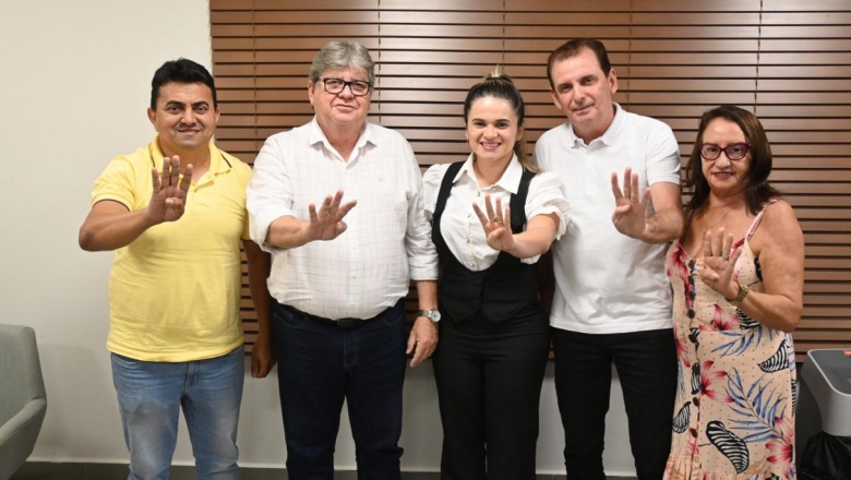 Força de João Azevedo e Chico Mendes começa desmontar o grupo do prefeito de Monte Horebe; secretária adjunta pede exoneração do cargo