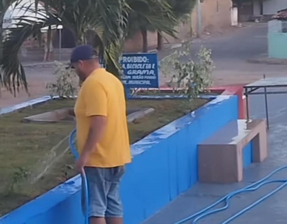 Luiz Claudino inaugura reforma e remodelação da praça das populares em São João do Rioi do Peixe. 