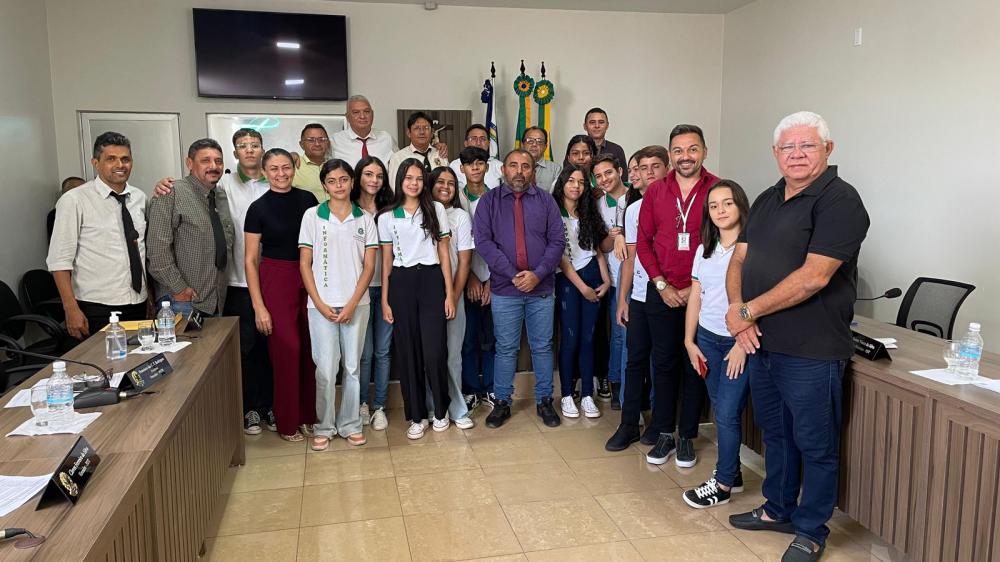 Câmara do Barro recepciona alunos de escola técnica, aprecia concessão de títulos de cidadão e matérias de interesse da população; fotos 