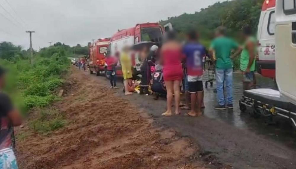 veículo tombou e caiu em um pequeno barranco, a poucos metros do canal da transposição.