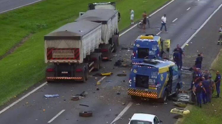 Pelo menos um Jeep Compass, um Volkswagen Taurus e um Caminhão baú teriam participado do ataque 