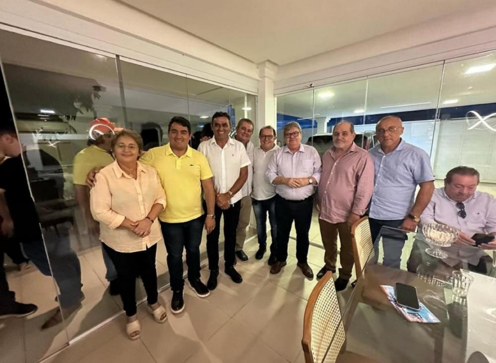 Ao lado de lideranças, Ceninha Lucena acompanha João Azevedo durante visita a cidade de Sousa 