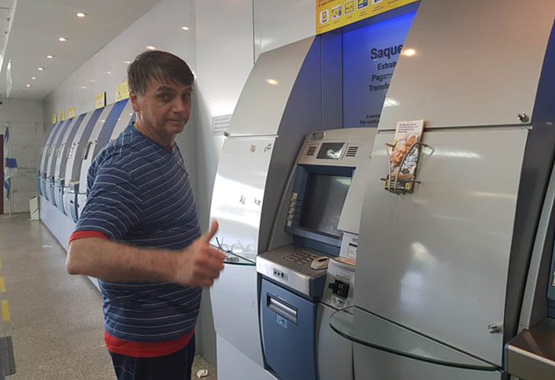Segundo Bolsonaro, um terço do valor, em torno de R$ 5,7 milhões, já foi usado para pagar os honorários dos advogados que o defendem.
