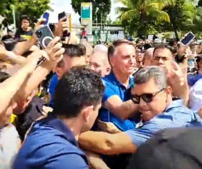 Bolsonaro sai em carreata pelas ruas de João Pessoa e cancela entrevista coletiva 