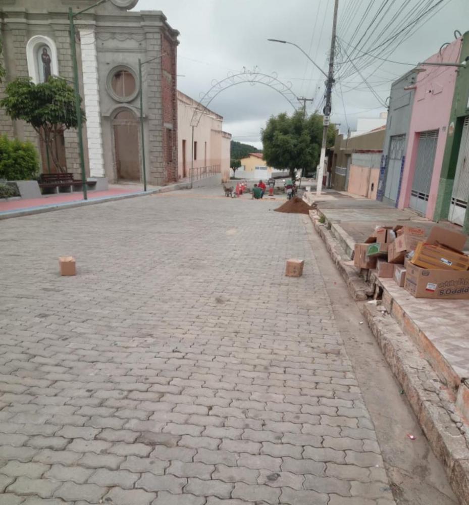 Rua do centro de Monte Horebe. Pavimentação intertravada começa a se destruir antes de ser inaugurada 