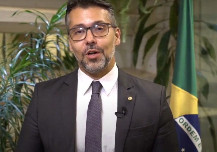 Leonardo Gadelha comemorou a aprovação do pisodos enferemeros 