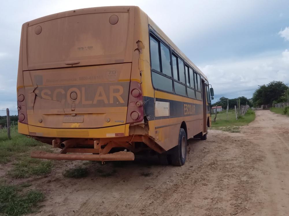 Ônibus quebrado na comunidade de Formigueiro 