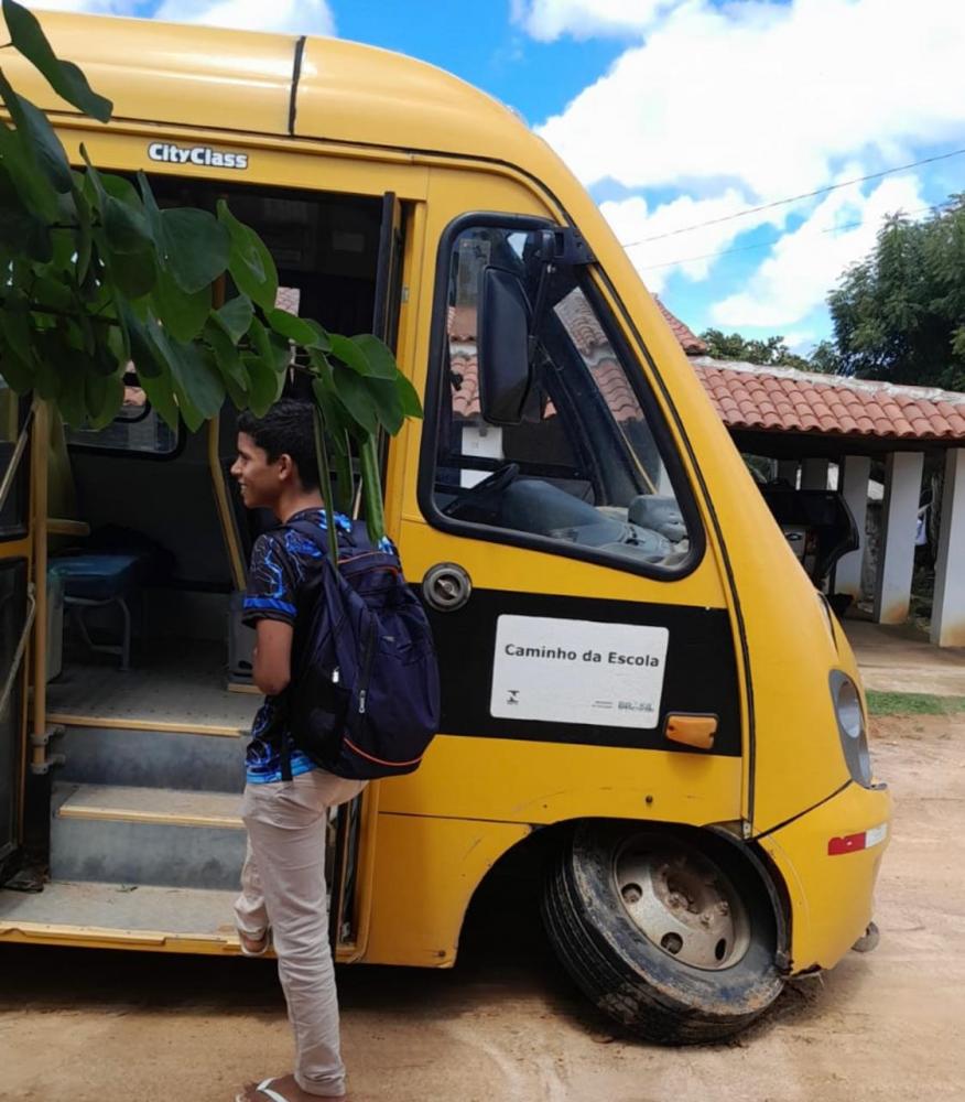 ÔNIBUS ESCOLAR DE MONTE QUEBRA E DEIXA ALUNOS PREJUDICADOS 