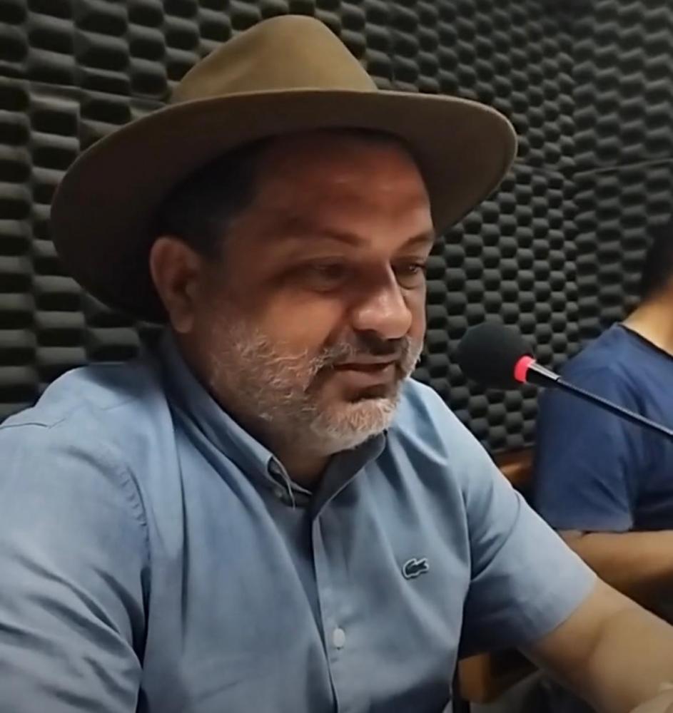 Prefeito Luiz Claudino durante entrevista à rádio Oeste 