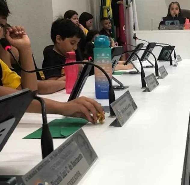 Alunso do 3º ano da escola Grão de Mostarda participam de sessão eespecial na Câmara de vereadores de São José de Piranhas (Foto: Assesoria) 