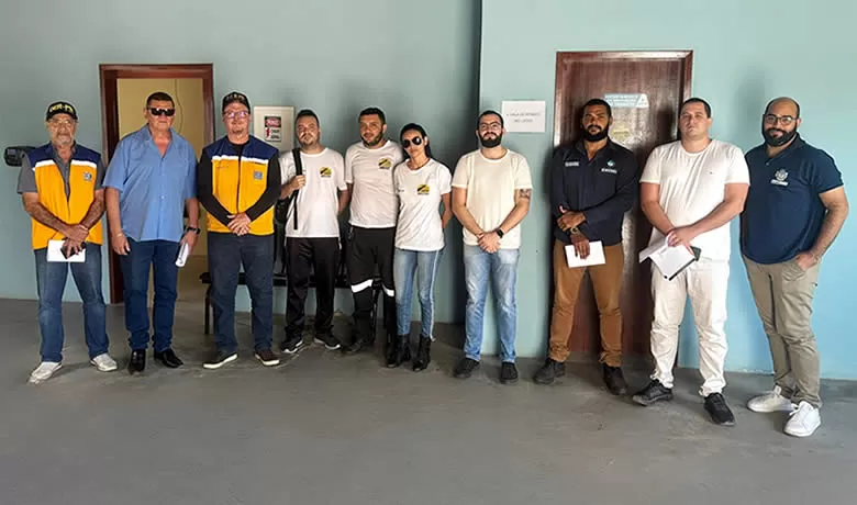 Reunião de planejamento para o lançamento da campanha Maio Amarelo.
