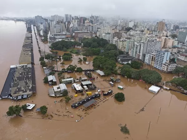 Vista aérea da Orla do Rio Guaiba, em Porto Alegre (RS), completamente coberta de água após o transbordamento do rio, neste sábado, 4 de maio de 2024. — Foto: MAX PEIXOTO/DIA ESPORTIVO/ESTADÃO CONTEÚDO